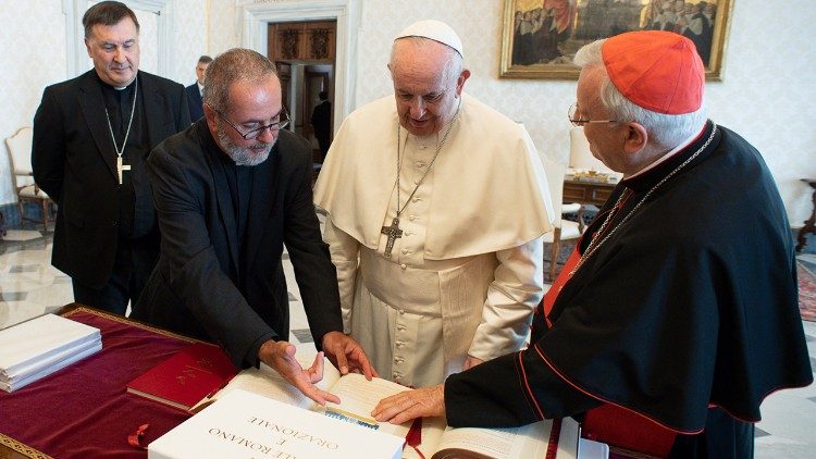 Il cardinale Bassetti presenta al Papa il nuovo Messale della Cei
